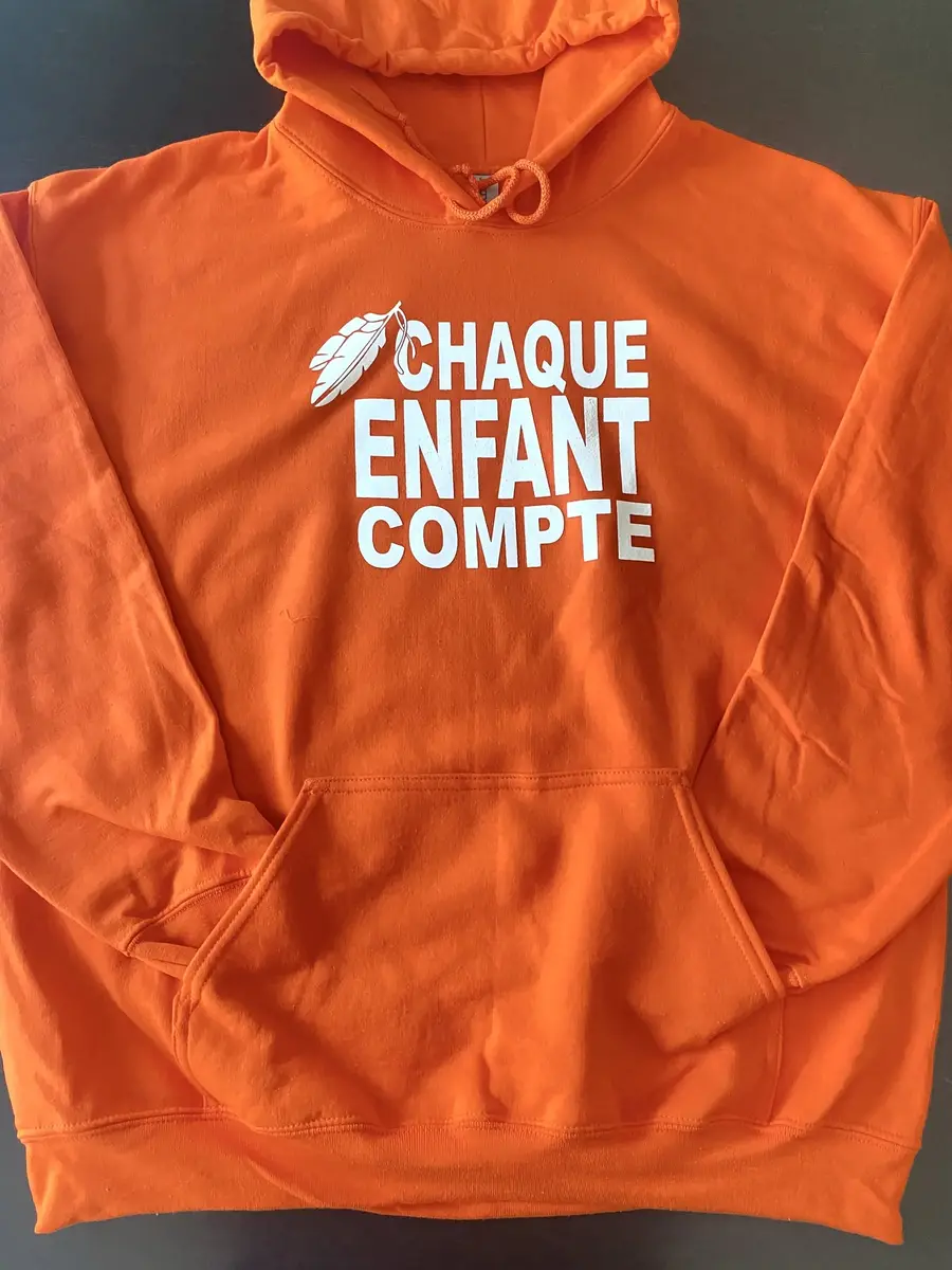 Chandail orange « Chaque enfant compte » imprimé en sérigraphie pour la Journée de la vérité et de la réconciliation